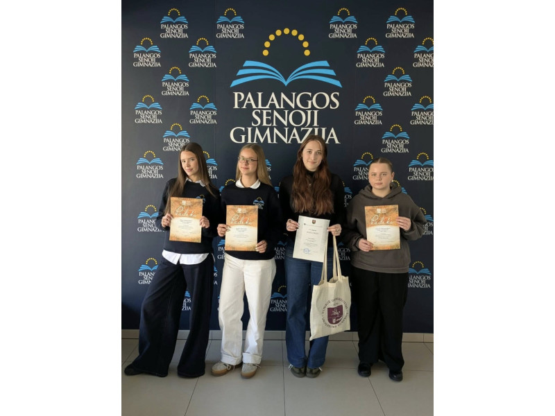 Prienuose Palangos senosios gimnazijos mokinės neliko be apdovanojimų