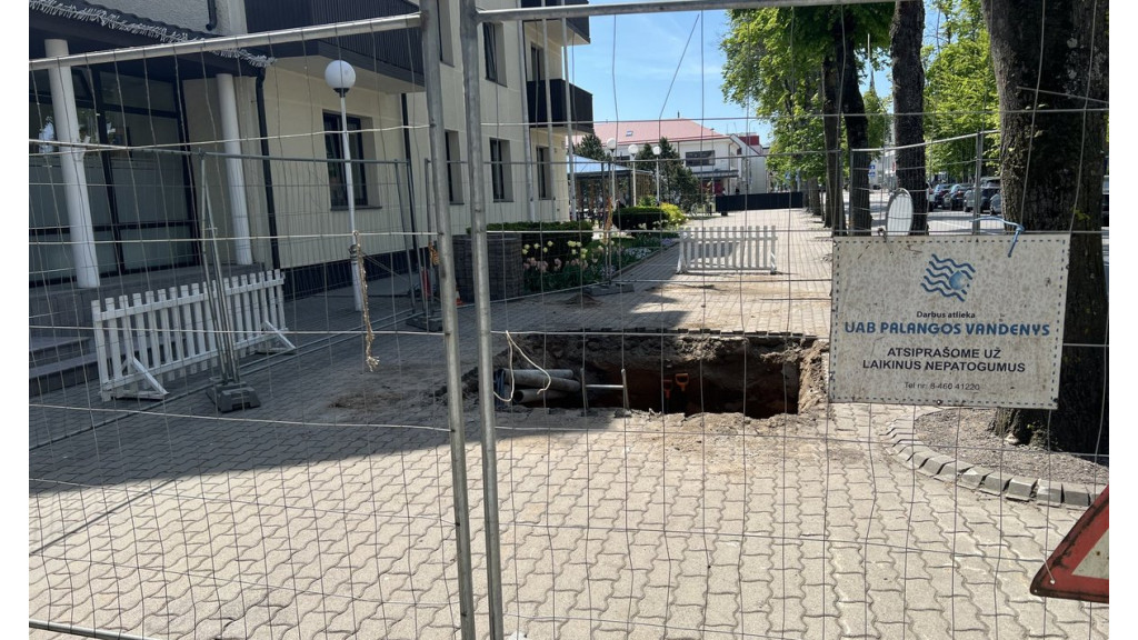 Įgriuva prie Palangos miesto savivaldybės. FOTO: JURGA GRIGIENĖ | DELFI