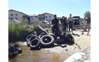 Kol vieni ieškojo paparčio žiedo sausumoje, kiti  nėrė į Šventosios uosto gelmes