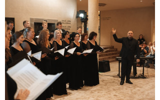„Dainos smėlio laiptais“ – ypatingas Klaipėdos valstybinio muzikinio teatro choro koncertas M. K. Čiurlionio gimtadieniui pažymėti