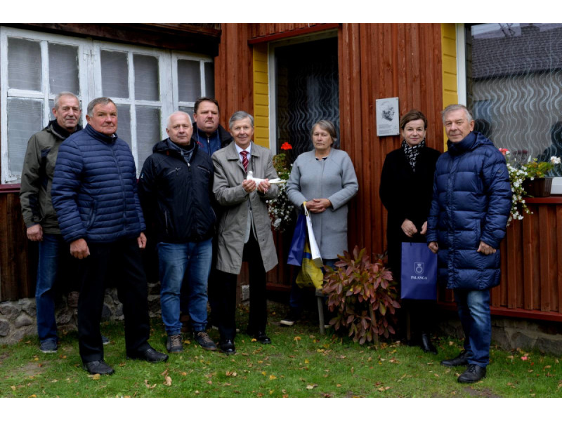 Renginio dalyviai ("Vakarų ekspreso" nuotr.) Nuotraukoje iš kairės į dešinę: V. Ramonas, D. Bliūdžiuvienė, S. Vinciūnienė, R. Liaudanskas (su Klaipėdos aukštaskraidžiu rankose), R. Naruševičius, R. Rutkauskas, Č. Vėbra ir E. Okuličius