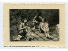 Smuikininkas Michelis Hofmekleris, operos solistė Marija Lipčienė (kairėje) ir neatpažinta moteris Palangoje. 1937 m. Lietuvos teatro, muzikos ir kino muziejaus nuotrauka