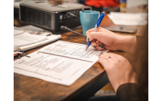 Paradoksas paskolų rinkoje: 70 proc. lietuvių mano suprantantys sąlygas, bet kas aštuntas pasirašo aklai