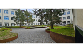 Atnaujinta Senosios gimnazijos aplinka – jaukumas, patogumas ir tvarumas vienoje vietoje