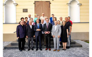 Latvijos Prezidentas Edgaras Rinkevičius viešėjo Būtingėje – Palangos meras jam padovanojo stiklinio katino su gintarais pilvelyje statulėlę (FOTO GALERIJA)