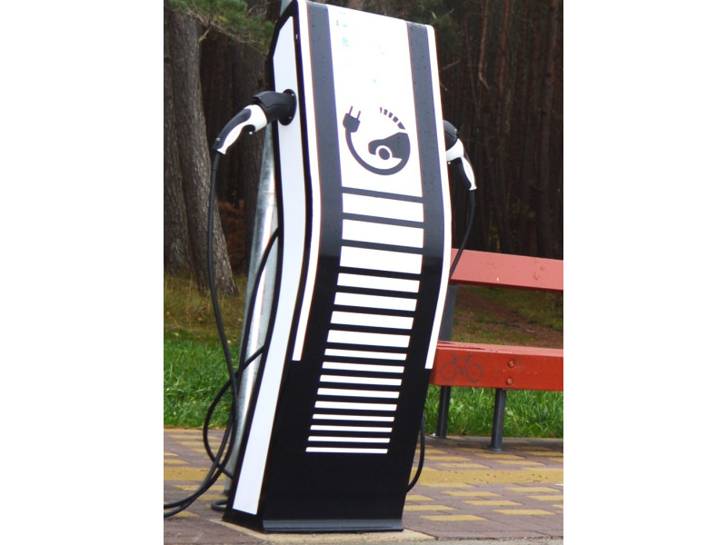 Lietuvos energetikos agentūra paskelbė kvietimus daugiabučių bendrijoms, namų administratoriams ir apšvietimo stulpų valdytojams teikti paraiškas paramai elektromobilių privačioms įkrovimo prieigoms įrengti