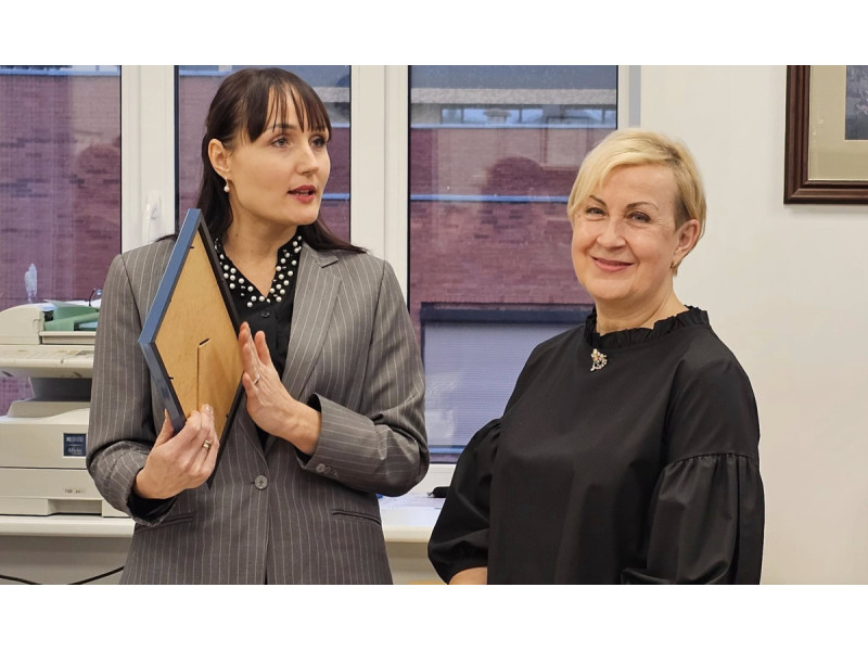 Direktorė Sandra Žutautienė (kairėje) su rusų kalbos mokytoja Liudmila Augucevičiene