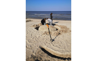 Gimnazistų žemės menas – komandoje su vėju ir pajūrio smėliu