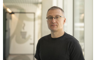 Ekspertas: DI jau gali daugiau už žmogų, bet be jo vis dar negali