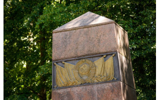 Palangos miesto savivaldybės taryba ketvirtadienį apsispręs dėl obelisko su sovietine simbolika demontavimo, bet karių palaikai nebus iškelti