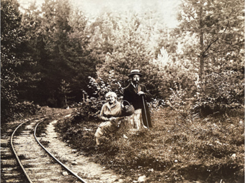 Augustinas Pocius su žmona, grįžtantys iš grybavimo, prie siaurojo geležinkelio Darbėnai– Rucava. Marijono Daujoto nuotr. 1926 m. Autoriaus archyvas