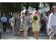 Artimieji skubėjo į gimnaziją, kur vyko šventinė ceremonija.