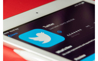 Elonas Muskas nusipirko „Twitter“ ir iškart atleido jo vadovą: kokių pokyčių tikėtis? 