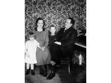 Sofija ir Stasys Japertai su vaikais Birute ir Vytautu savo namuose Darbėnuose prie fortepijono. Apie 1928 m. S. Japerto archyvas