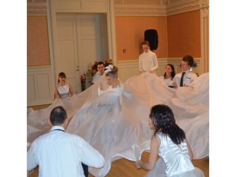 Renginį atidarė bendras neįgaliųjų ir šokių kolektyvo „Vėtrungė“ šokėjų pasirodymas.