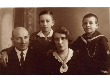 Gutmanų šeima apie 1930-1931 m. Iš kairės Lazaris Gutmanas, žmona Vera Gutmanienė. Iš kairės stovi sūnūs Georgas ir Eduardas.