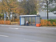 Kartais autobusų stotelėse nelieka vietos autobusams, laimei, esama ir supratingų vairuotojų.