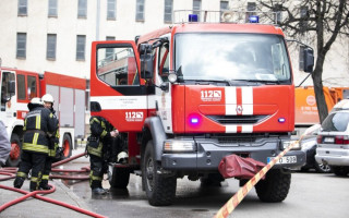 Didžiulis gaisras Palangoje – užsiliepsnojo daugiabutis