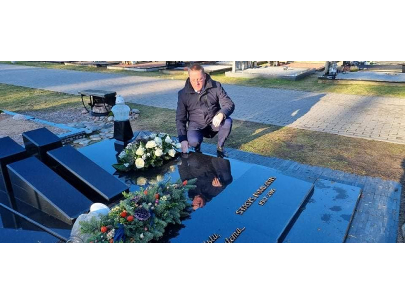 Visų palangiškių vardu meras Šarūnas Vaitkus padėjo gėlių ant Stasio Povilaičio kapo