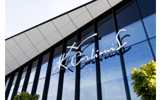 Vilniaus oro uosto išvykimo terminalo fasadą papuošė M. K. Čiurlionio autografas