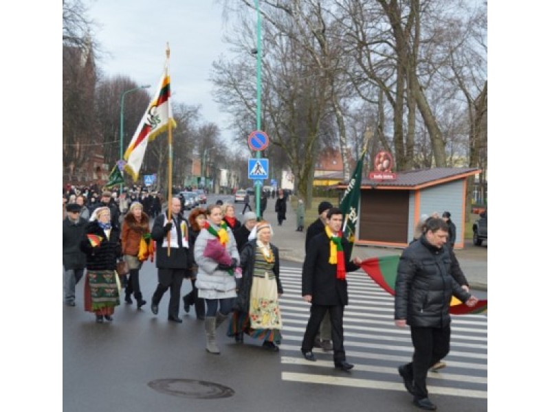 Po Šv. Mišių vėliavomis nešini šventės dalyviai ėjo prie paminklo J. Basanavičiui.