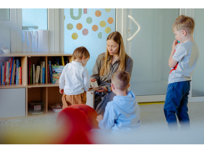 „Baltic International School“ mokyklos-darželio įkūrėja dr. Irma Liubertienė su darželinukais. BIS nuotr.