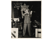 Michelis Hofmekleris, buvusios koncentracijos stovyklos orkestro dirigentas, Miunchene surengė koncertą Amerikos kareiviams. JAV Holokausto memorialinis muziejaus nuotrauka