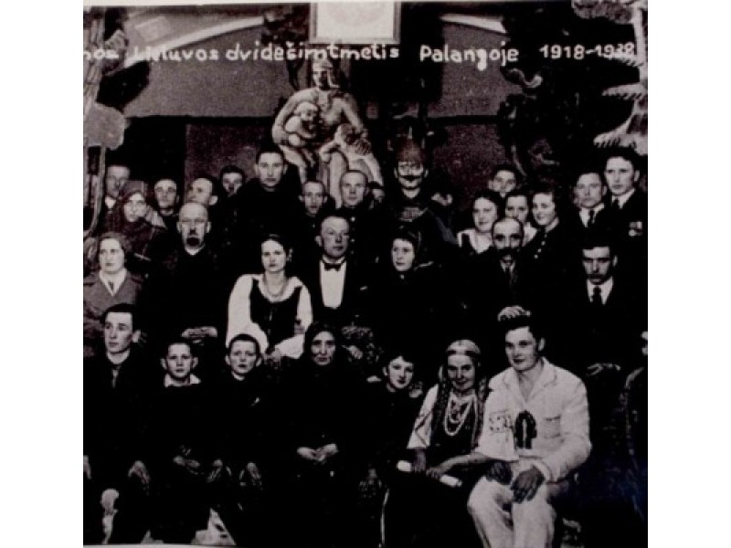 Palangoje, švenčiant Nepriklausomos Lietuvos 20-metį. 1938 m. Butkų Juzė – vaidintojų centre.