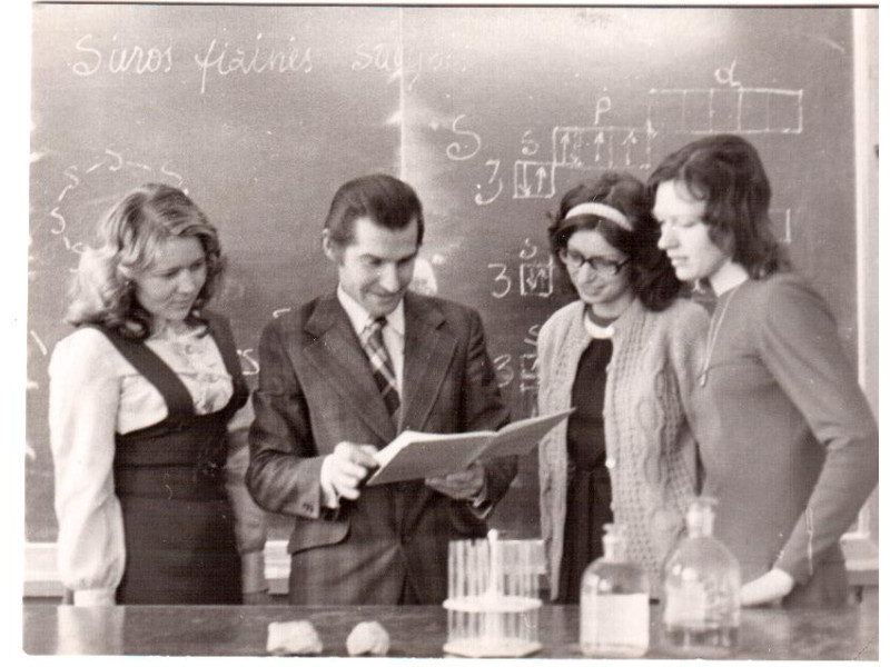 Studentės praktikantės Meilė Bukytė (dabar Gimnazijoje dirbanti chemijos mokytoja), R. Budrikaitė, mokytojas A. Želvys, L. Šidlauskaitė (vėliau pradėjusi dirbti Palangos „Baltijos“ pagrindinėje mokykloje) ir R. Piskarskienė. 1983 m.