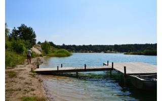 Nuo poilsiaujančių ginasi spygliuotos vielos ir šukių užtvara