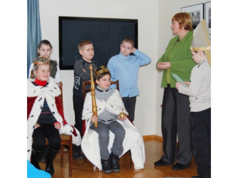 Edukatorės Birutės Kazlauskienės padedami vaikai karūnavo naująjį Mindaugą ir Mortą.