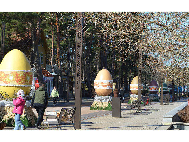 Palangoje jau sklando artėjančių Velykų nuotaikos – kviečia įspūdinga Margučių alėja 