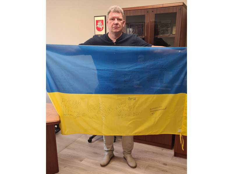 Tomas Julius Žulkus, „Pušynas“ direktorius gavo brangią dovaną: ukrainiečių vėliavą su Palangoje reabilituotų ukrainiečių parašais