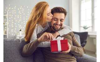 DOVANOS VYRAMS PAGAL PENKIAS MEILĖS KALBAS