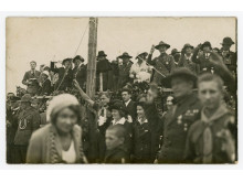 Robertas Baden-Powellis (ketvirtas iš dešinės), Olavė Baden-Powell (ketvirta iš kairės). 1933 m. rugpjūčio 17 d., Palanga. Fotografas nežinomas. Iš Kėdainių krašto muziejaus rinkinių.