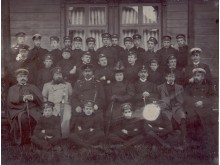 Palangos progimnazijos mokytojai ir mokiniai. Apie 1901 m. Nuotr. P. Mongirdaitės. Palangos viešosios bibliotekos nuotraukų fondas.