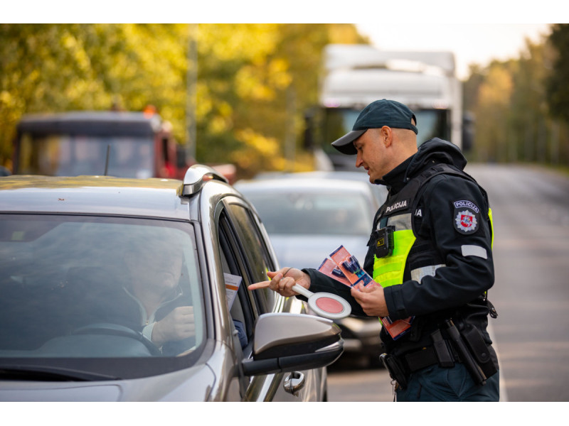 Klaipėdos apskrityje vairuotojams vėl dalyti ultragarso švilpukai, kelyje galintys padėti apsisaugoti nuo susidūrimo su laukiniu gyvūnu