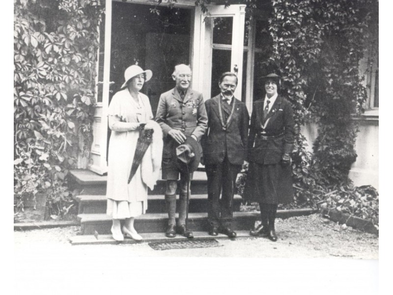 Prie „Baltosios“ vilos. Iš kairės: S. Smetonienė, R. Baden-Powell, prezidentas A. Smetona, O. Baden-Powell. Palanga, 1933 m. Palangos viešosios bibliotekos nuotraukų fondas.