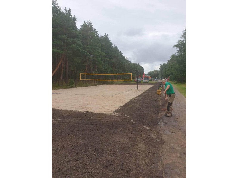 Prie vaikų žaidimų parko, kitoje dviračių tako pusėje, Palangos komunalininkai įrengė tinklinio aikštelę (FOTOINFORMACIJA)