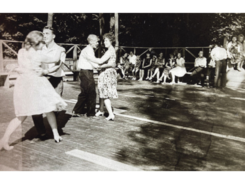 Šokiai parko vasaros estradoje antrąją Marytės ir Antano Tamašauskų vestuvių dieną 1964 m. liepos 19 d. M. Tamašauskienės archyvas