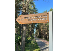 Rūdinto plieno nuoroda į Palangos žydų senąsias kapines iš Lino tako pusės. Fotografas Mindaugas Surblys