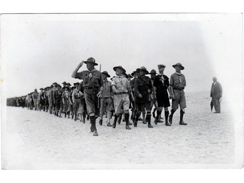 Sąskrydžio dalyvių paradas paplūdimyje generolo lordo Roberto Baden-Povelio vizito Lietuvoje metu. Palanga, 1933 m. rugpjūčio 17 d.  Fotografijos aut. Mejeris Smečechauskas. Iš Trakų istorijos muziejaus rinkinių.