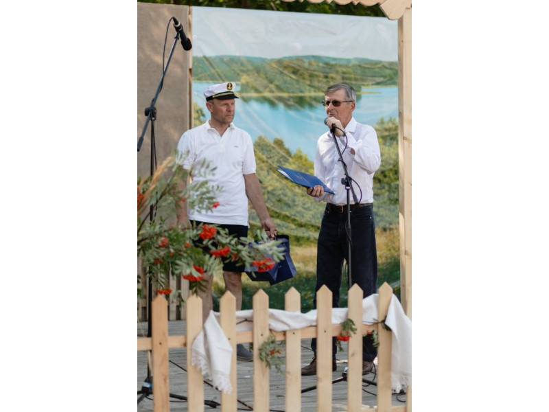 Palangos balandininkų klubo pirmininkas Reinoldas Liaudanskas Palangos miesto mero vardu sveikina punskiečius su Žolinėmis