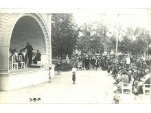 Orkestro estrada. Fotografijos aut. nežinomas. Palanga, XX a. 4 deš. Iš Palangos kurorto muziejaus fondų.