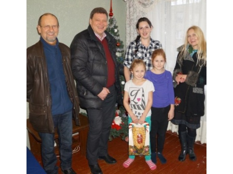 Kūčių išvakarėse Palangos Rotary klubas įteikė dovanų penkioms šeimoms.