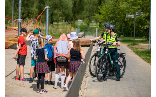 Klaipėdos apskrities pareigūnai pramogauti dviračiais ir paspirtukais ragina atsakingai