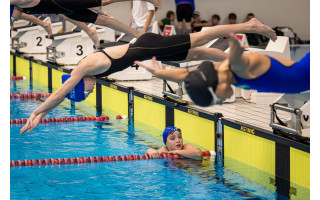 „Gintarinis pelekas“ Palangoje: jaunieji plaukikai užkūrė sporto fiestą prie jūros 