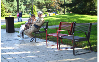 Palangoje – nauji suolai ir krėslai Basanavičiaus gatvėje (FOTO GALERIJA)