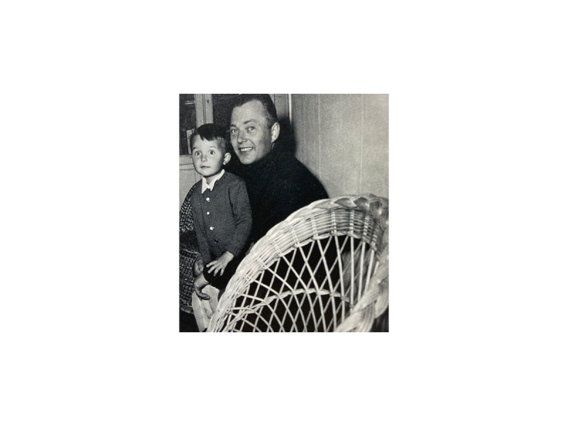 A. Mončys su sūnumi Jeanu Christophu šeimos bute Paryžiuje 1958 m. Nuotr. iš knygos „Antanas Mončys ir jo aplinka“. Lietuvos dailės muziejus, 2016