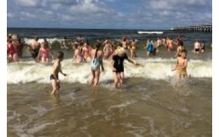 Palangoje per pusę tūkstančio vaikų pirmą kartą pasisveikino su jūra